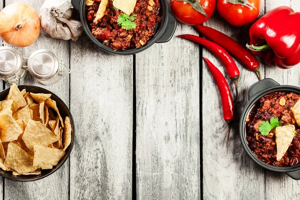 Tigelas de chili quente con carne com carne moída, feijão, tomates a — Fotografia de Stock