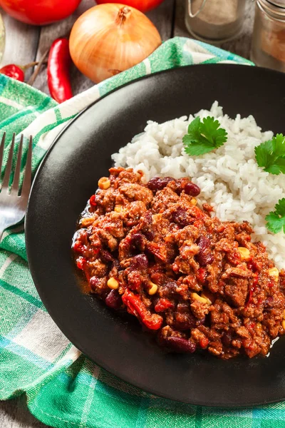 Hot chili con carne kıyma, fasulye, domates ve Mısır ile pilav ile servis — Stok fotoğraf