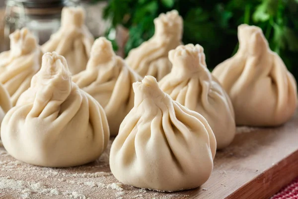 Rohe georgische Knödel - Chinkali (Chinkali) mit Hackfleisch und Kräutern — Stockfoto