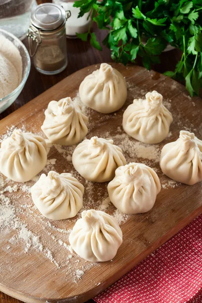 Bolinhos de massa georgianos crus - Khinkali (Chinkali) com carne picada e — Fotografia de Stock