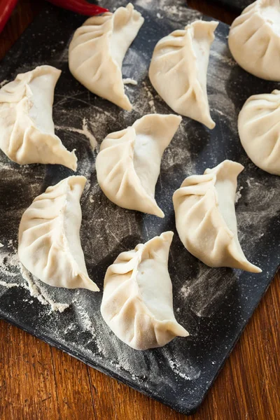 Råa gyoza eller jiaozi dumplings redo för matlagning — Stockfoto