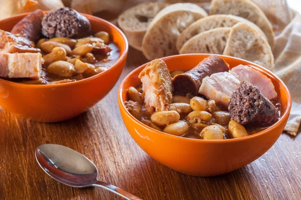 Schale mit fabada asturiana — Stockfoto