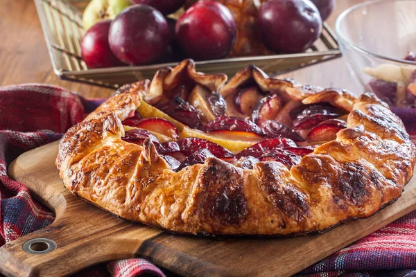 Galette met peren en pruimen — Stockfoto