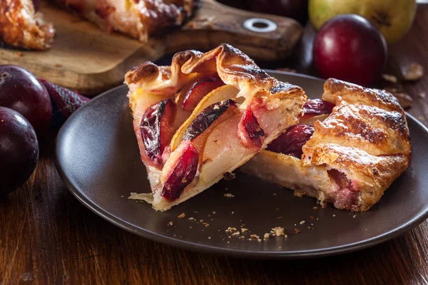 Gedeelte van galette met peren en pruimen — Stockfoto