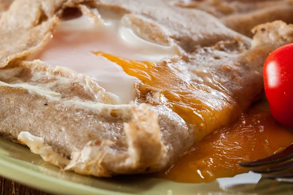 Крепления с ветчиной, сыром и яйцом на тарелке — стоковое фото