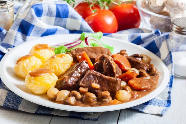 Beef Bourguignon stoofpot geserveerd met gebakken aardappelen — Stockfoto