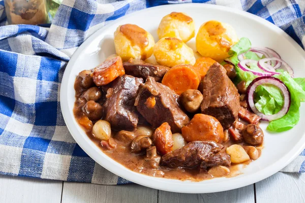 Beef Bourguignon stoofpot geserveerd met gebakken aardappelen — Stockfoto