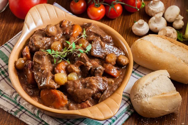 Ragoût de boeuf bourguignon servi avec baguette — Photo