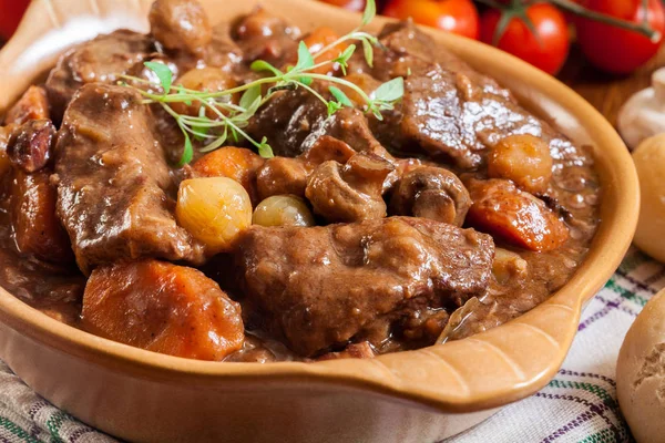 Beef Bourguignon stoofpot geserveerd met stokbrood — Stockfoto