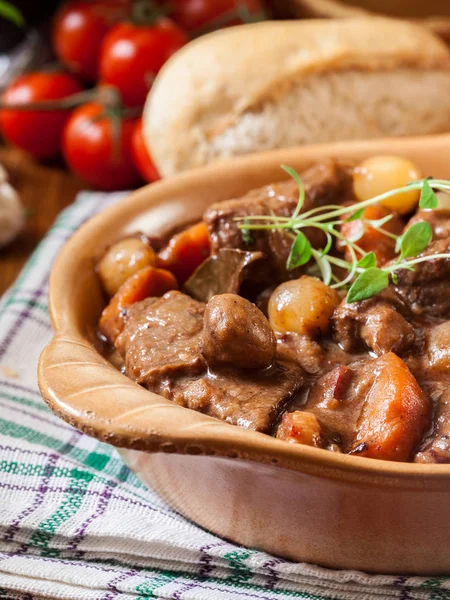 Beef Bourguignon stoofpot geserveerd met stokbrood — Stockfoto