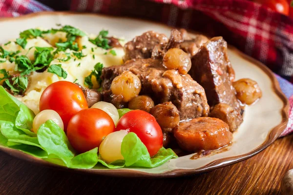 Večeře nebo oběd s hovězím Bourguignon dušené maso — Stock fotografie