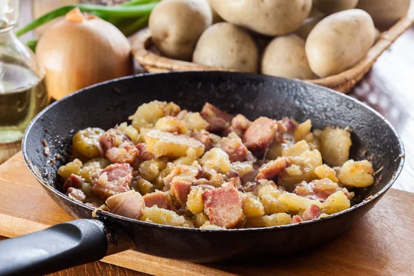 Patate fritte con cipolla e pancetta — Foto Stock