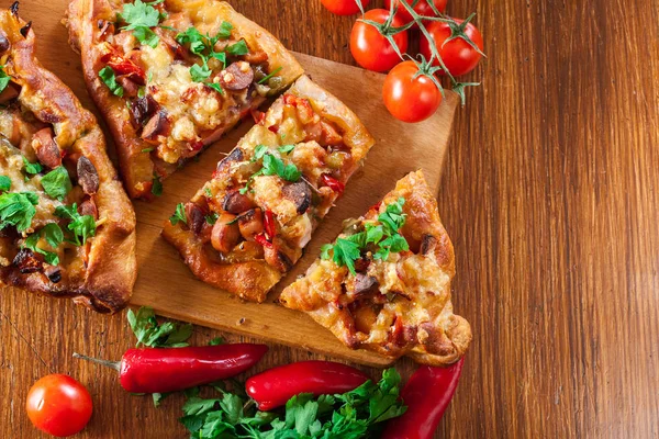 Pide turco tradicional fatiado com carne e legumes — Fotografia de Stock