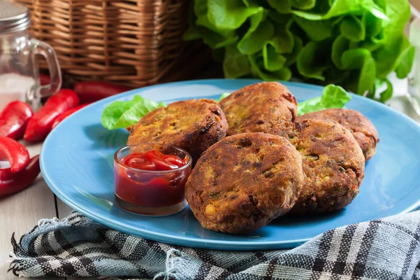 Aloo Tikki ou costeleta. Lanche indiano feito de batatas cozidas — Fotografia de Stock