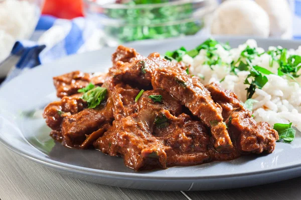 Carne de vită Stroganoff servită cu orez — Fotografie, imagine de stoc