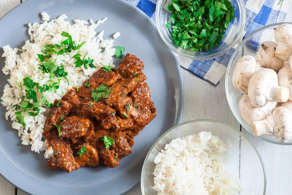 Boeuf Stroganow podawane z ryżem — Zdjęcie stockowe