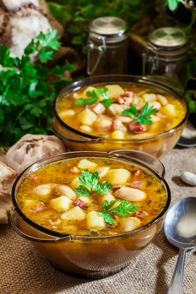 Vit bönsoppa med potatis och bacon — Stockfoto