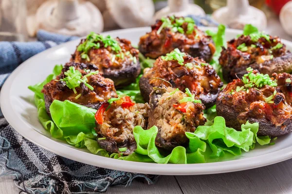 Gebackene Champignon-Mützen gefüllt mit Hackfleisch — Stockfoto