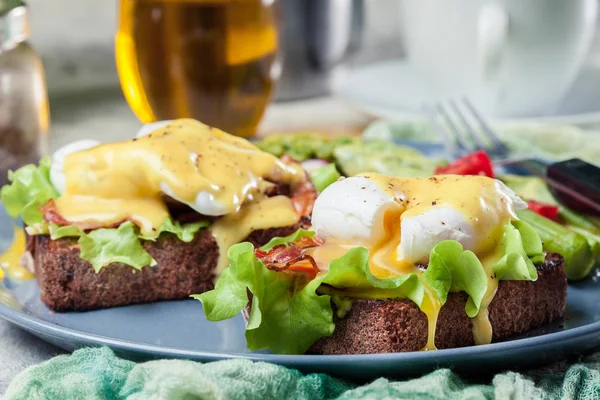 Sandwiches con tocino, huevo escalfado y espárragos —  Fotos de Stock