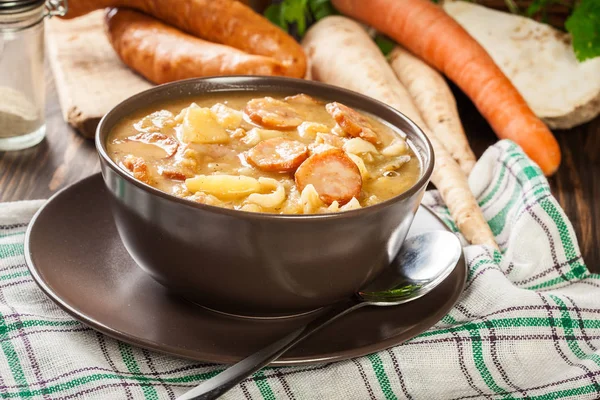 Sopa de ervilha tradicional polaca dividida com salsicha, bacon e batatas — Fotografia de Stock