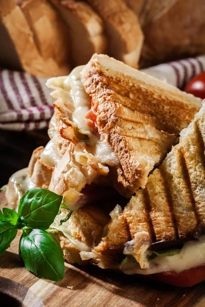 Pilha de panini com sanduíche de presunto, queijo e alface — Fotografia de Stock