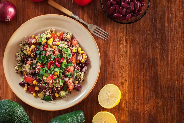 Mexicaanse salade met quinoa en groenten — Stockfoto
