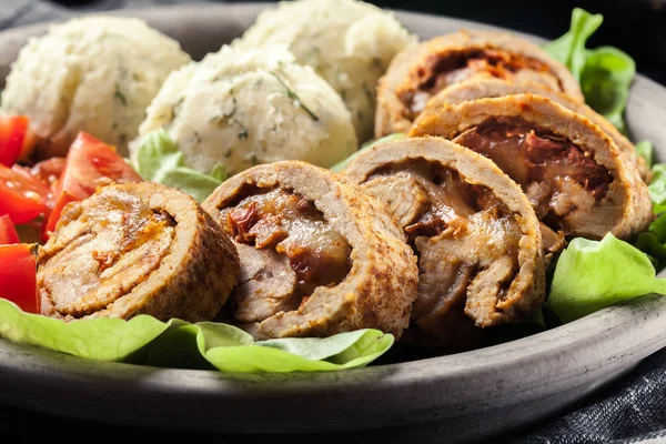 Rollos de cerdo rellenos de mozzarella —  Fotos de Stock