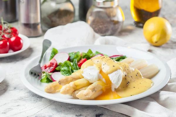 Weißer Spargel mit pochiertem Ei — Stockfoto