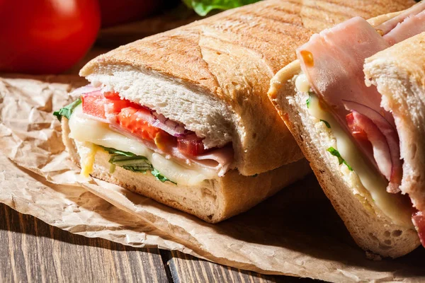 Geroosterde Panini Met Ham Kaas Arugula Sandwich Papier — Stockfoto