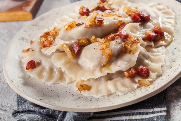 Knoedels Gevuld Met Vlees Kool Champignons Kaas Smaak Gebracht Met — Stockfoto