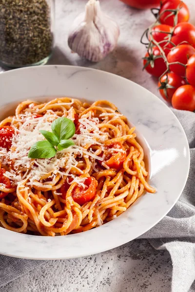 Espaguetis Napoli Con Queso Parmesano Plato Italiano Tradicional —  Fotos de Stock
