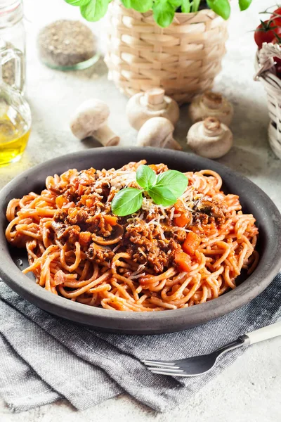 Bolonhesa Espaguete Com Cogumelos Queijo Cozinha Italiana — Fotografia de Stock