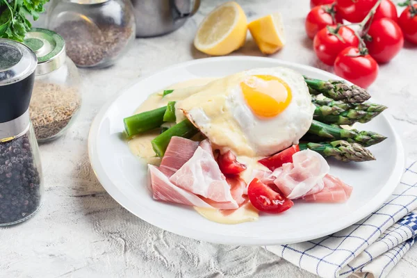 Green Asparagus Prosciutto Ham Fried Egg Hollandaise Sauce Spring Dis — Stock Photo, Image