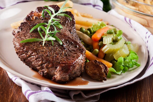 Hovězí Steak Podávaný Pečenými Brambory Zeleninu — Stock fotografie