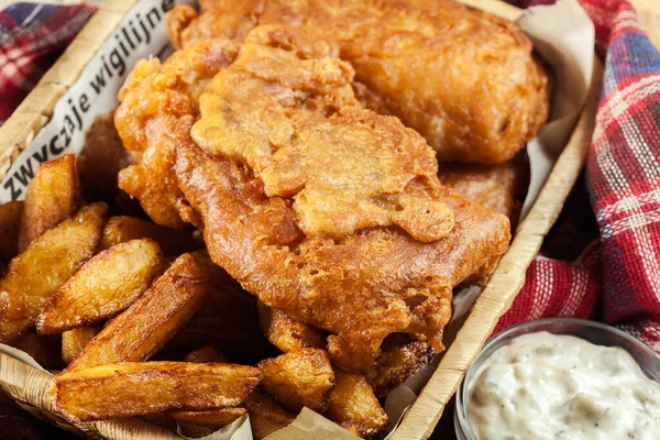 Pescado Tradicional Masa Cerveza Patatas Fritas Servidas Cesta —  Fotos de Stock