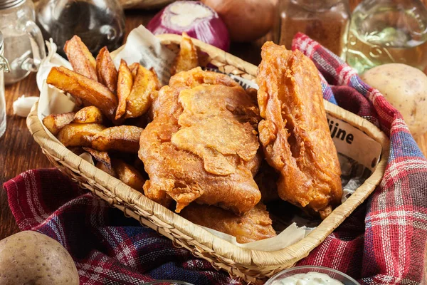 Pescado Tradicional Masa Cerveza Patatas Fritas Servidas Cesta —  Fotos de Stock