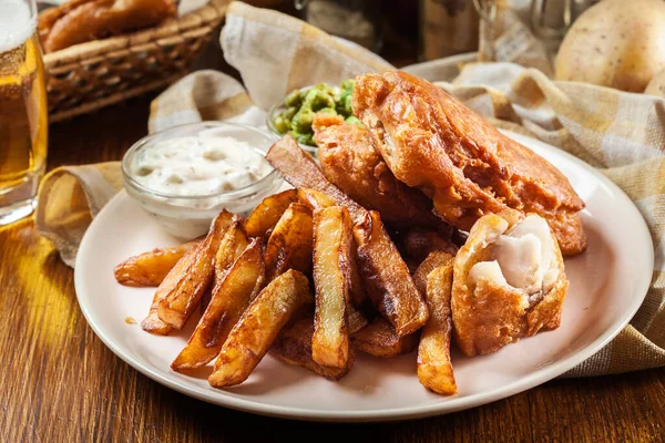 Pescado Tradicional Masa Cerveza Patatas Fritas Con Guisante Verde Salsa —  Fotos de Stock