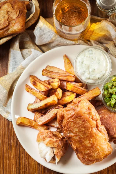 Pescado Tradicional Masa Cerveza Papas Fritas Con Salsa Guisante Verde —  Fotos de Stock