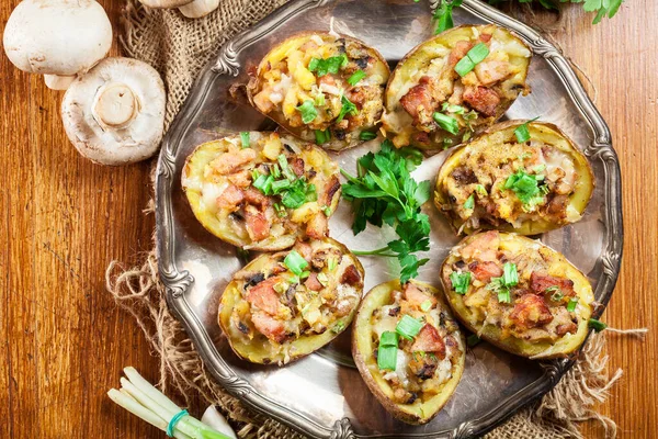 Patatas Horno Chaqueta Rellenas Tocino Champiñones Queso Servidos Plato Rústico —  Fotos de Stock