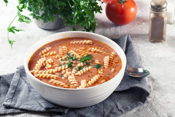 Paradicsomleves Fusilli Tésztával Tálban Fényes Háttérrel — Stock Fotó