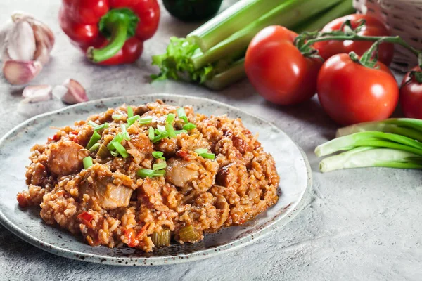 Csirke Jambalaya Fűszeres Rizs Csirkével Kolbásszal Kreol Tál — Stock Fotó