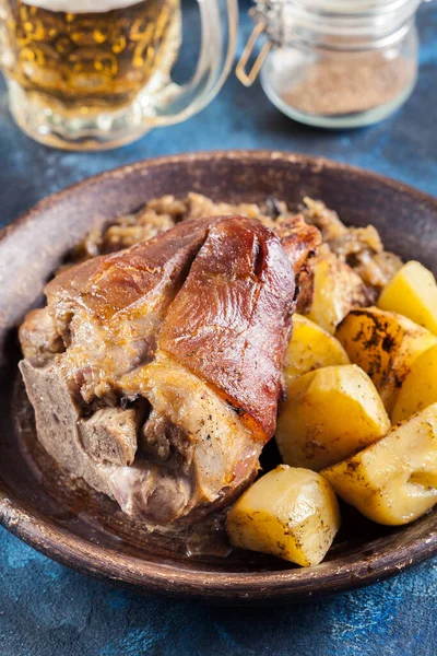 Varkensknokkel Met Gebakken Zuurkool Gebakken Aardappelen Poolse Duitse Keuken — Stockfoto