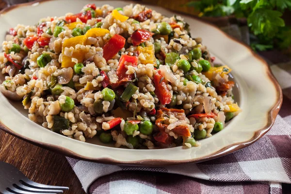 Bulgur Salát Zeleninou Zahrnuje Paprika Rajčata Cuketu Lilek Cibuli Petržel — Stock fotografie