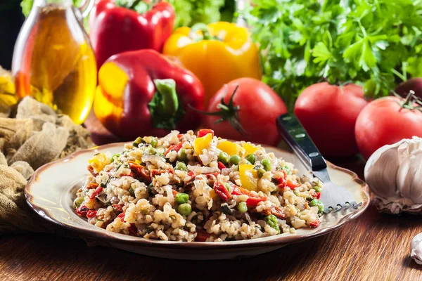 Ensalada Bulgur Con Verduras Incluye Pimiento Tomates Calabacín Berenjena Cebolla — Foto de Stock