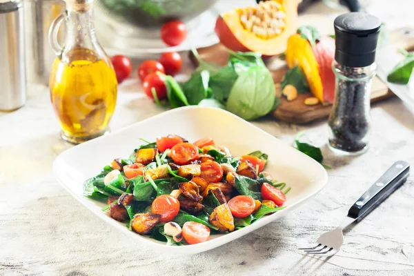 Roasted Pumpkin Salad Spinach Tomatoes Nuts Autumn Dish — Stock Photo, Image