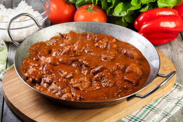 Kuřecí Tikka Masala Tradiční Asijské Kořeněné Maso Podávané Rýží Nebo — Stock fotografie