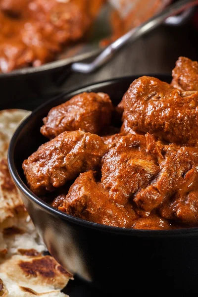 Pollo Tikka Masala Servido Con Pan Naan Plato Negro — Foto de Stock