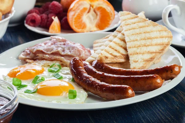 Färsk Engelsk Frukost Med Korv Ägg Och Rostat Bröd — Stockfoto