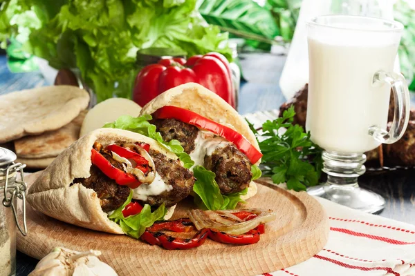 Sabroso Kofta Kebab Con Pimentón Parrilla Cebolla Servido Pan Plano — Foto de Stock
