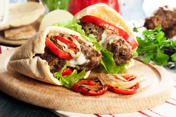 Kofta Kebab Savoureux Avec Paprika Grillé Oignon Servi Sur Pain — Photo